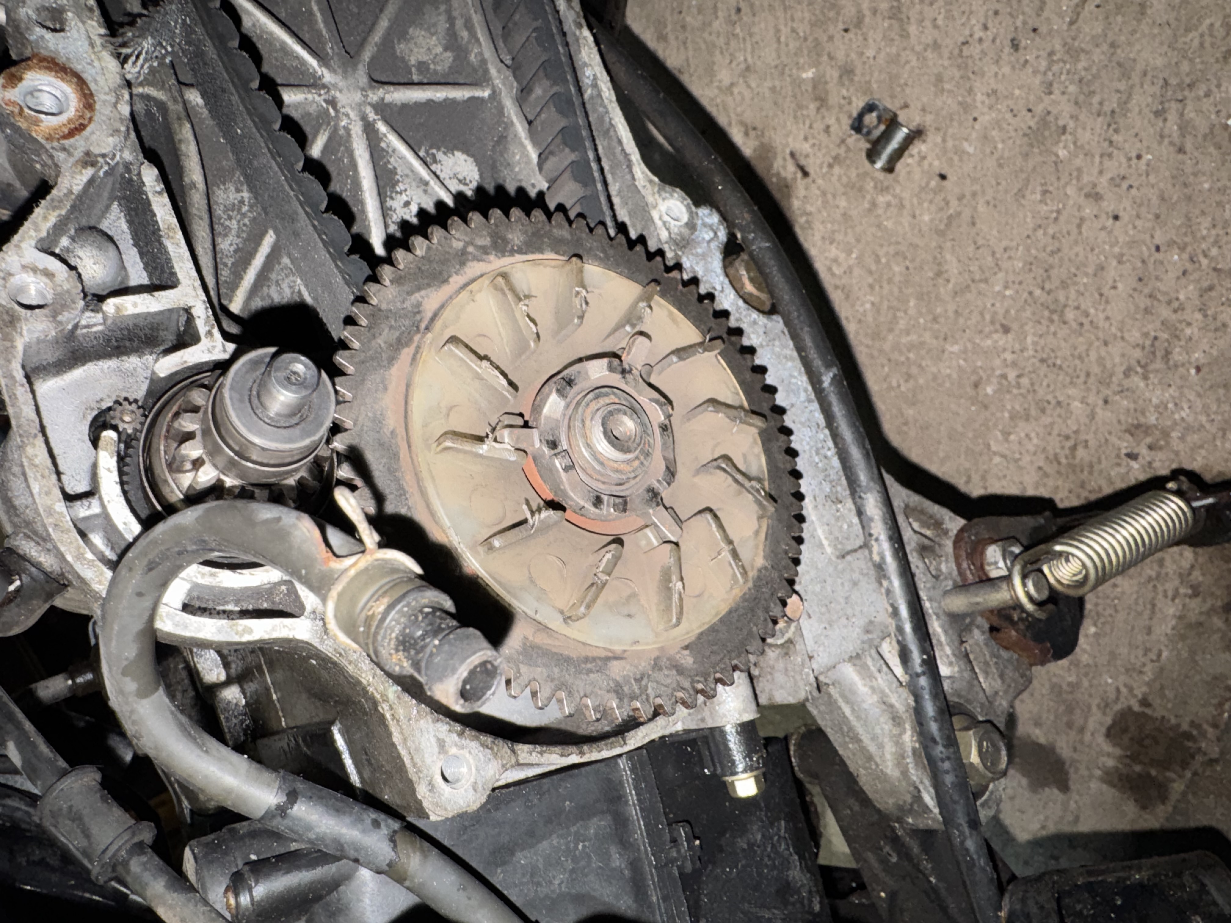 Wartung an einem Moped