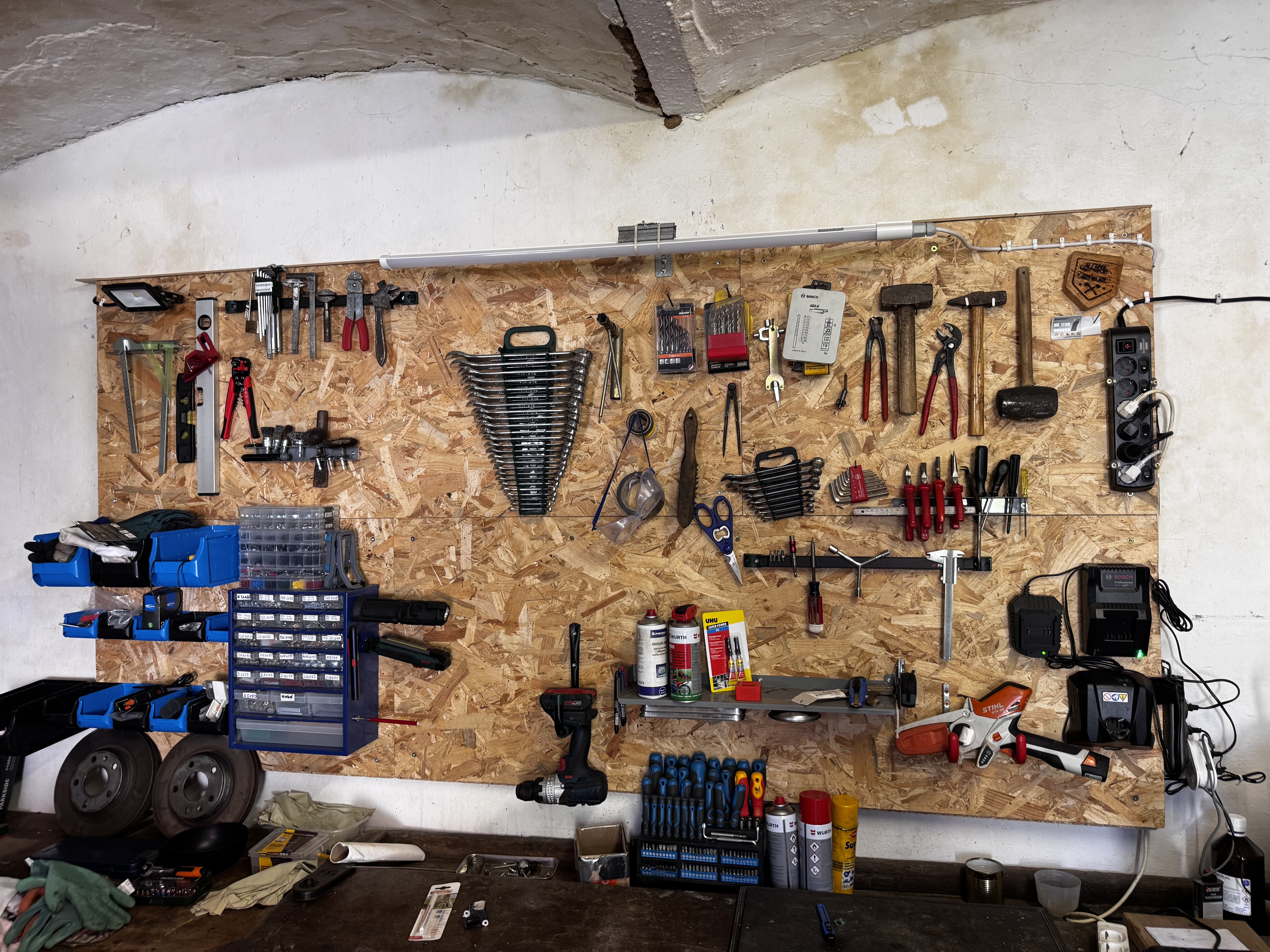 Werkstatt von Jon Systems mit Werkzeugwand